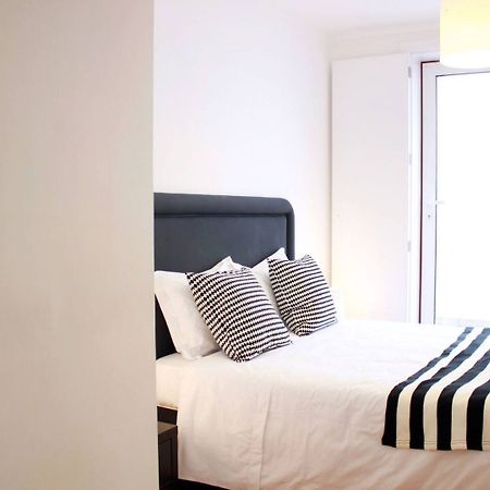 Joivy Modern 1-Bed Apt With Terrace, Moments From Sao Bento Palace Lisboa Eksteriør billede