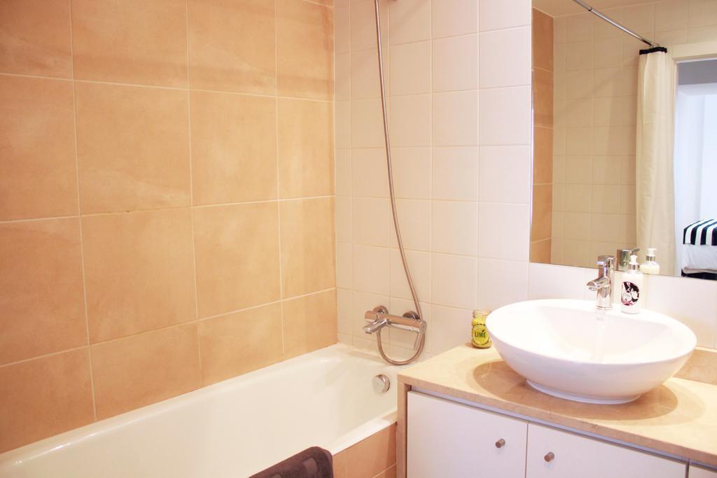Joivy Modern 1-Bed Apt With Terrace, Moments From Sao Bento Palace Lisboa Eksteriør billede