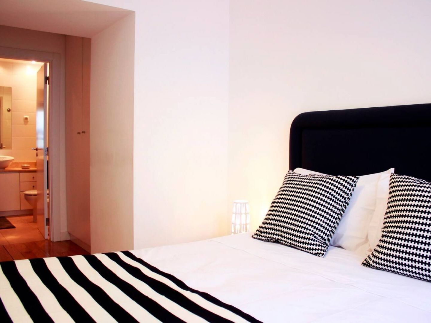 Joivy Modern 1-Bed Apt With Terrace, Moments From Sao Bento Palace Lisboa Eksteriør billede